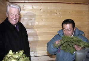 Пребывание президента РФ Бориса Ельцина в Красноярске. Президент РФ Борис Ельцин и премьер-министр Японии Рютаро Хасимото на территории резиденции «Сосны»