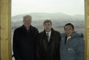 Пребывание президента РФ Бориса Ельцина в Красноярске. Президент РФ Борис Ельцин и премьер-министр Японии Рютаро Хасимото на территории резиденции «Сосны»