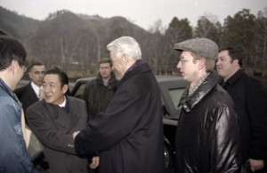 Пребывание президента РФ Бориса Ельцина в Красноярске. Президент РФ Борис Ельцин и премьер-министр Японии Рютаро Хасимото на территории резиденции «Сосны»