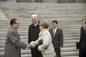 Государственный визит президента РФ Бориса Ельцина в Китайскую Народную Республику. Во время официальной церемонии встречи с председателем КНР Цзян Цзэминем