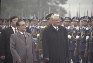 Государственный визит президента РФ Бориса Ельцина в Китайскую Народную Республику. Во время официальной встречи президент РФ Борис Ельцин и председателем КНР Цзян Цзэминь обходят строй почетного караула