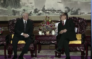 Государственный визит президента РФ Бориса Ельцина в Китайскую Народную Республику. Президент РФ Борис Ельцин во время встречи и беседы с председателем КНР Цзян Цзэминем в узком составе