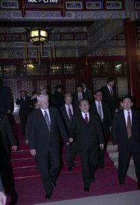 Государственный визит президента РФ Бориса Ельцина и Н.И.Ельциной  в Китайскую Народную Республику. Президент РФ Борис Ельцин во время встречи с председателем КНР Цзян Цзэминем