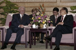 Государственный визит президента РФ Бориса Ельцина в Китайскую Народную Республику. Президент РФ Борис Ельцин во время встречи и беседы с председателем КНР Цзян Цзэминем в узком составе