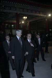 Государственный визит президента РФ Бориса Ельцина в Китайскую Народную Республику. Президент РФ Борис Ельцин и председатель КНР Цзян Цзэминь перед началом встречи