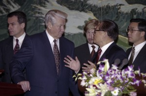 Государственный визит президента РФ Бориса Ельцина в Китайскую Народную Республику. Президент РФ Борис Ельцин и председатель КНР Цзян Цзэминь после подписания совместных российско-китайских документов