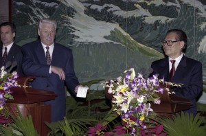 Государственный визит президента РФ Бориса Ельцина в Китайскую Народную Республику. Президент РФ Борис Ельцин и председатель КНР Цзян Цзэминь после подписания совместных российско-китайских документов