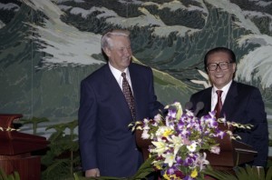 Государственный визит президента РФ Бориса Ельцина в Китайскую Народную Республику. Президент РФ Борис Ельцин и председатель КНР Цзян Цзэминь после подписания совместных российско-китайских документов