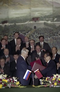 Государственный визит президента РФ Бориса Ельцина в Китайскую Народную Республику. Во время подписания совместных российско-китайских документов