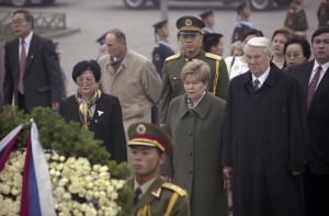 Государственный визит президента РФ Бориса Ельцина в Китайскую Народную Республику. Возложение венка к Памятнику народным героям на площади Тяньаньмэнь