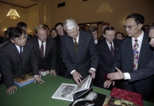 Государственный визит президента РФ Бориса Ельцина в Китайскую Народную Республику. Президент РФ Борис Ельцин знакомится с книгами о русском искусстве, изданными в Китае