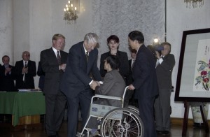 Государственный визит президента РФ Бориса Ельцина в Китайскую Народную Республику. Вручение президентом РФ Борис Ельциным российских Государственных наград видным деятелям китайской культуры