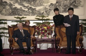 Государственный визит президента РФ Бориса Ельцина в Китайскую Народную Республику. Во время встречи руководителей российских и китайских приграничных регионов с представителями деловых кругов двух стран