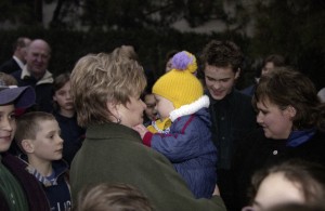 Государственный визит президента РФ Бориса Ельцина в Китайскую Народную Республику. Супруга президента РФ Наина Ельцина с юными жителями г. Пекина