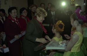 Государственный визит президента РФ Бориса Ельцина в Китайскую Народную Республику. Супруга президента РФ Наина Ельцина во время посещения Дворца искусства и творчества детей