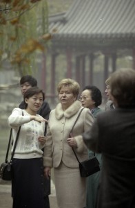 Государственный визит президента РФ Бориса Ельцина в Китайскую Народную Республику. Супруга президента РФ Наина Ельцина во время осмотра дворца князя Гуна