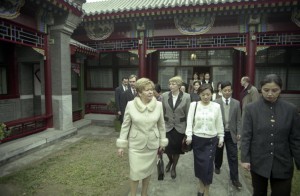 Государственный визит президента РФ Бориса Ельцина в Китайскую Народную Республику. Супруга президента РФ Наина Ельцина во время осмотра дворца князя Гуна