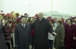 Государственный визит президента РФ Бориса Ельцина в Китайскую Народную Республику. Во время встречи в аэропорту г. Харбин