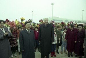 Государственный визит президента РФ Бориса Ельцина в Китайскую Народную Республику. Во время встречи в аэропорту г. Харбин