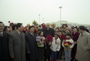 Государственный визит президента РФ Бориса Ельцина в Китайскую Народную Республику. Во время встречи в аэропорту г. Харбин