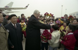 Государственный визит президента РФ Бориса Ельцина в Китайскую Народную Республику. Во время встречи в аэропорту г. Харбин