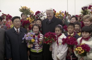 Государственный визит президента РФ Бориса Ельцина в Китайскую Народную Республику. Во время встречи в аэропорту г. Харбин