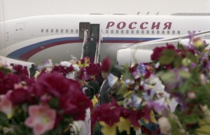 Государственный визит президента РФ Бориса Ельцина в Китайскую Народную Республику. Во время встречи в аэропорту г. Харбин