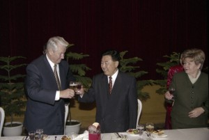 Государственный визит президента РФ Бориса Ельцина в Китайскую Народную Республику. Во время официального завтрака