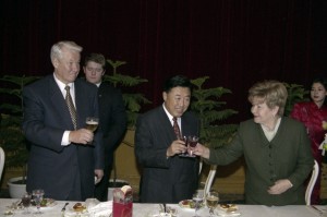 Государственный визит президента РФ Бориса Ельцина в Китайскую Народную Республику. Во время официального завтрака