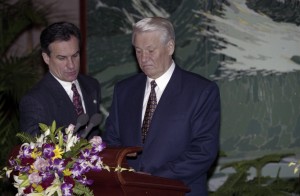 Государственный визит президента РФ Бориса Ельцина в Китайскую Народную Республику. Президент РФ Борис Ельцин и пресс-секретарь Президента РФ С.В. Ястржембский во время подписания совместных российско-китайских документов