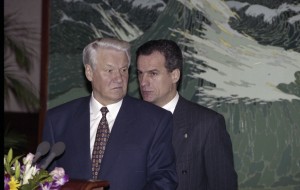 Государственный визит президента РФ Бориса Ельцина в Китайскую Народную Республику. Президент РФ Борис Ельцин и пресс-секретарь Президента РФ С.В. Ястржембский во время подписания совместных российско-китайских документов