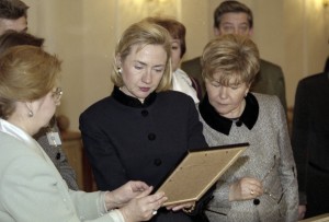 Встреча супруги президента РФ Наины Ельциной с супругой президента США Хиллари Клинтов в г. Екатеринбурге. Во время осмотра выставки «Уральские самоцветы» в резиденции губернатора Э.Э. Росселя