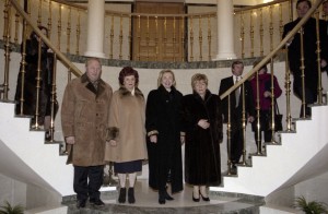 Встреча супруги президента РФ Наины Ельциной с супругой президента США Хиллари Клинтов в г. Екатеринбурге. Во время осмотра выставки «Уральские самоцветы» в резиденции губернатора Э.Э. Росселя