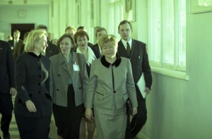 Встреча супруги президента РФ Наины Ельциной с супругой президента США Хиллари Клинтов в г. Екатеринбурге. Во время посещения Уральского государственного технического университета и встречи с представительницами Уральской ассоциации женщин и других неправ