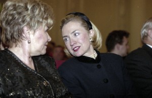 Встреча супруги президента РФ Наины Ельциной с супругой президента США Хиллари Клинтов в г. Екатеринбурге. На открытии нового зала филармонии