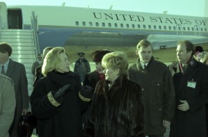 Встреча супруги президента РФ Наины Ельциной с супругой президента США Хиллари Клинтов в г. Екатеринбурге. Во время проводов в аэропорту