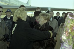 Встреча супруги президента РФ Наины Ельциной с супругой президента США Хиллари Клинтов в г. Екатеринбурге. Во время проводов в аэропорту