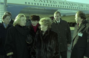 Встреча супруги президента РФ Наины Ельциной с супругой президента США Хиллари Клинтов в г. Екатеринбурге. Во время проводов в аэропорту