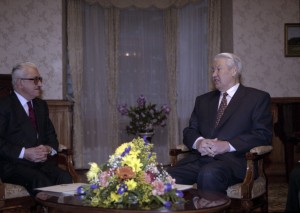 Президент РФ Борис Ельцин во время встречи с вице-премьером Ирака Тариком Азизом