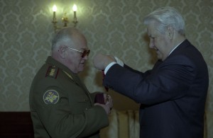 Президент РФ Борис Ельцин во время встречи с министром обороны РФ И.Д. Сергеевым по случаю присвоения ему звания Маршала России