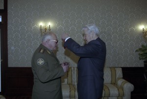 Президент РФ Борис Ельцин во время встречи с министром обороны РФ И.Д. Сергеевым по случаю присвоения ему звания Маршала России