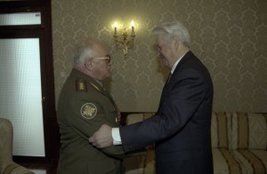 Президент РФ Борис Ельцин во время встречи с министром обороны РФ И.Д. Сергеевым по случаю присвоения ему звания Маршала России