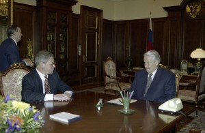 Президент РФ Борис Ельцин во время встречи с заместителем руководителя Администрации президента РФ А.Я. Лившицем