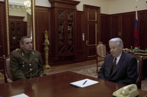 Встреча президента РФ Бориса Ельцина с начальником Генерального штаба Вооруженных сил РФ А.В. Квашниным и присвоение ему звания генерала армии