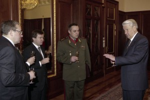 Встреча президента РФ Бориса Ельцина с начальником Генерального штаба Вооруженных сил РФ А.В. Квашниным и присвоение ему звания генерала армии