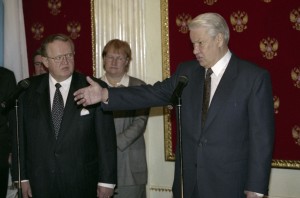 Визит президента Финляндии Мартти Ахтисаари в РФ. Президент Финляндии Мартти Ахтисаари и президент РФ Борис Ельцин во время выступления перед прессой после подписания российско-финских документов