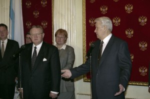 Визит президента Финляндии Мартти Ахтисаари в РФ. Президент Финляндии Мартти Ахтисаари и президент РФ Борис Ельцин во время выступления перед прессой после подписания российско-финских документов