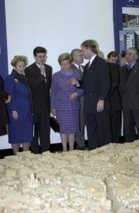 Визит президента Финляндии Мартти Ахтисаари в РФ. НСупруга президента РФ Наина Ельцина и супруга президента Финляндии Ээва Ахтисаари во время осмотра финской выставки в доме художника на Крымском валу