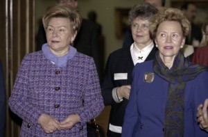 Визит президента Финляндии Мартти Ахтисаари в РФ. Супруга президента РФ Наина Ельцина и супруга президента Финляндии Ээва Ахтисаари во время посещения музея Л.Толстого