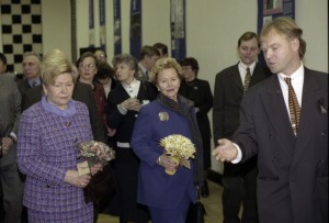 Визит президента Финляндии Мартти Ахтисаари в РФ. Супруга президента РФ Наина Ельцина и супруга президента Финляндии Ээва Ахтисаари во время осмотра финской выставки в доме художника на Крымском валу